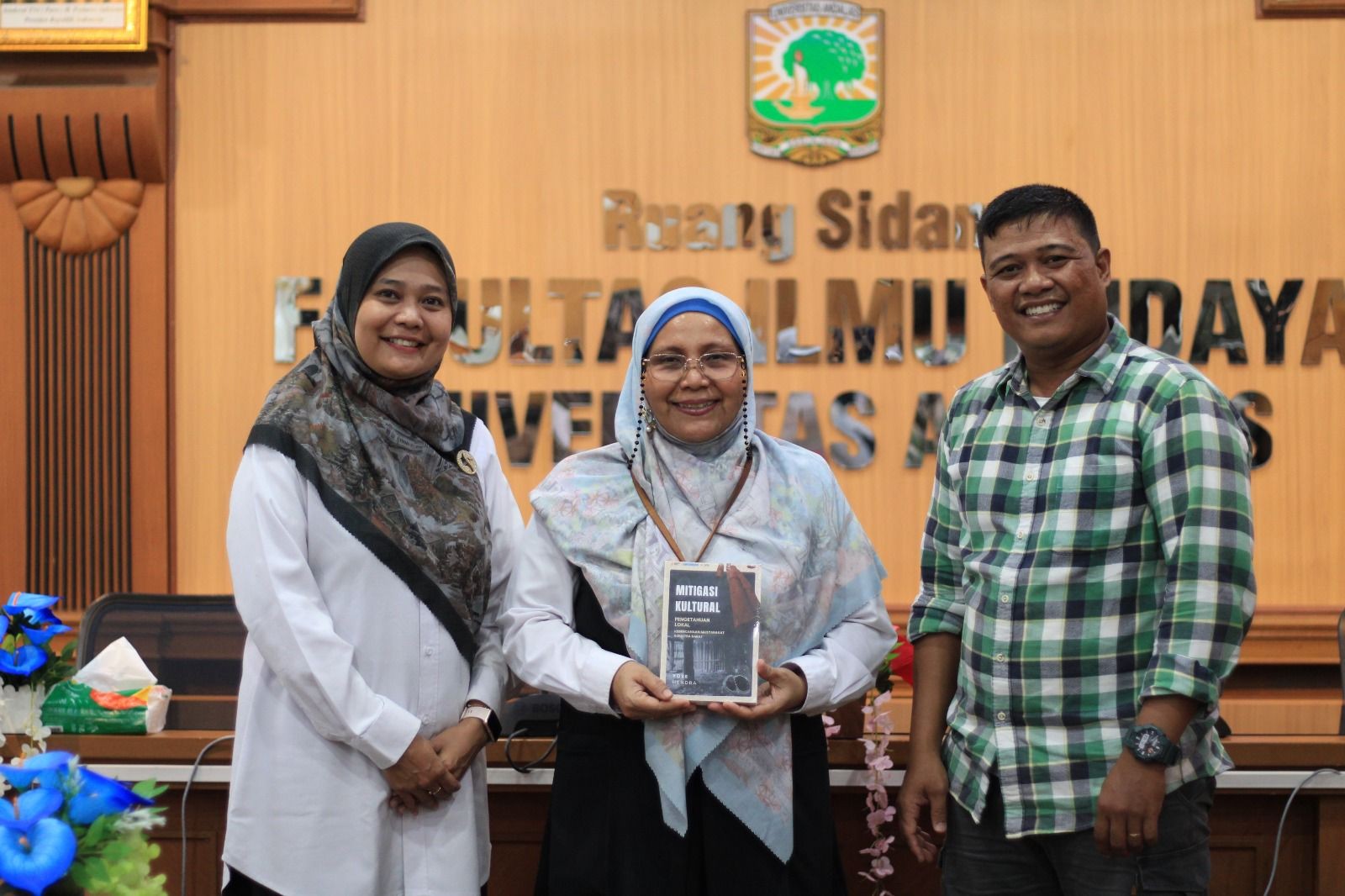 Alumni Sejarah FIB Unand Serahkan Buku “Mitigasi Kultural” kepada Fakultas Ilmu Budaya