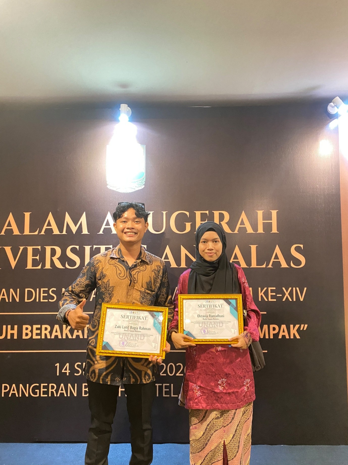 Oktavia Ramadhani dan Zaki Latif Raih Juara I dan II Jurnalis Pers Mahasiswa Unand